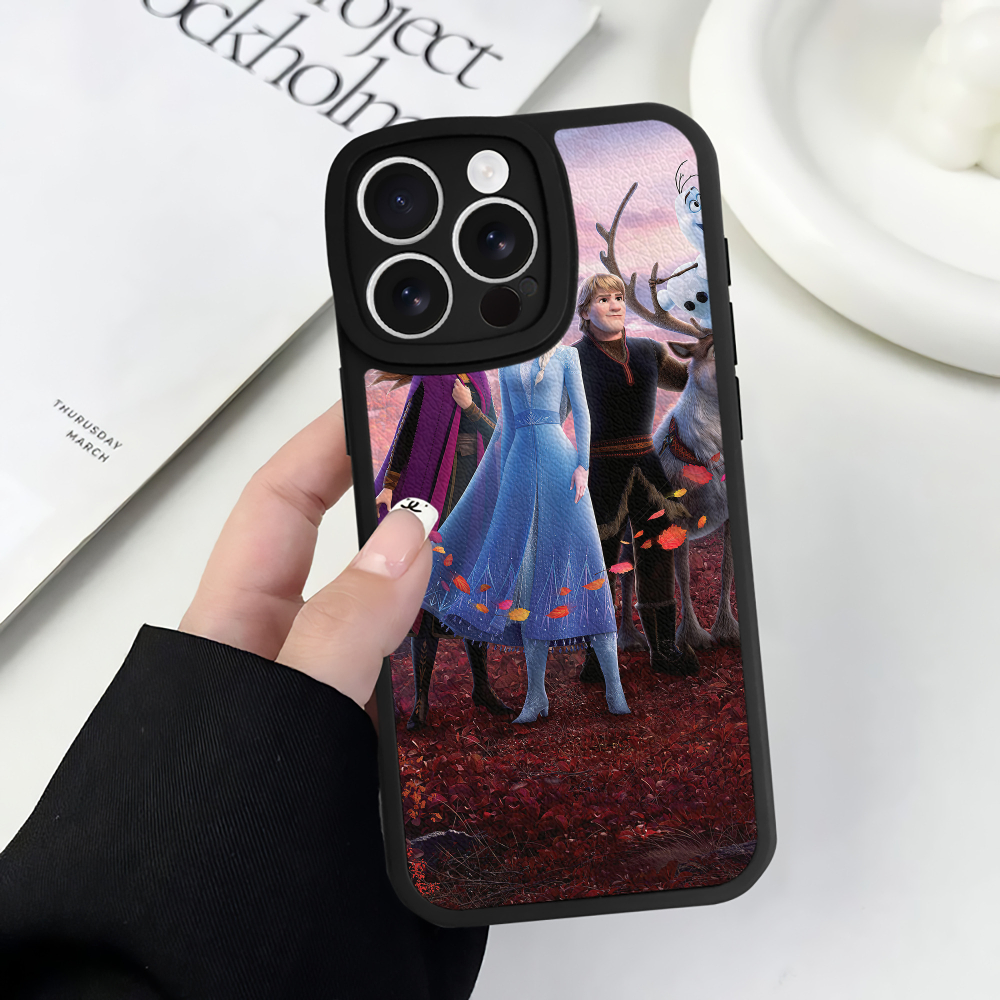 （画像用） アナと雪の女王 アンナ エルサ Frozen Anna Elsa 【iPhone 16シリーズ対応】シリコンスマホケース（レザー調） 材質：シリコン